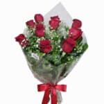 Buquê com 10 rosas vermelhas, com gipsofila