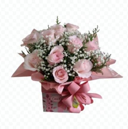 Buquê com 10 rosas cor de rosa em cachepot