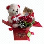 Caixa Amor com 03 rosas importadas, chocolate Ferrero Rochet, Ursinho