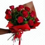 Buquê com 12 rosas , papel especial