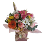 Caixa com flores - 03 rosas, 01 gl lirio, 02 gerberas, 06 alstroemerias