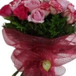 Buquê Mila com 30 rosas cor de rosa, detalhe em tela