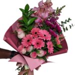 ESGOTADO Buquê 05 - 01 gl cymbidium, 05 rosas, 02 gls Anastasia, 06 gerberas
