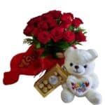 Buquê com 24 rosas,ursinho P,chocolate Ferrero c/8 + coração